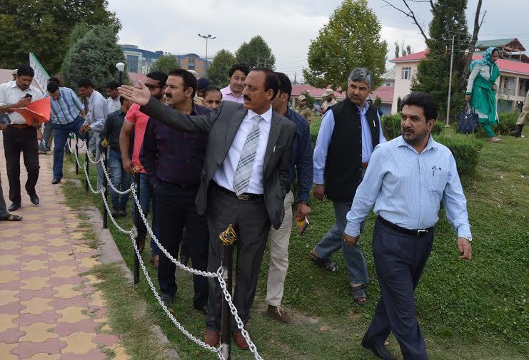 Abdul Haq reviews arrangements for SARAS Mela at Kashmir Haat